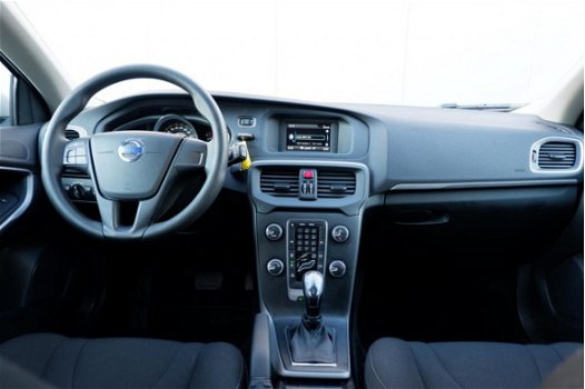 Volvo V40 - T2 122PK AUT-6, Niks meer dan BASE - 1