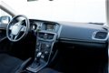 Volvo V40 - T2 122PK AUT-6, Niks meer dan BASE - 1 - Thumbnail