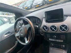Mercedes-Benz B-klasse - 180 d Ambition FULL-NAVI LED AUTOMAAT PDC V+A LMV AC CRUISE-CONTROLE MULTI-
