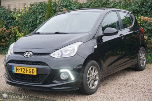 Hyundai i10 - 1.0i Premium Fifa World Cup Edition - 1