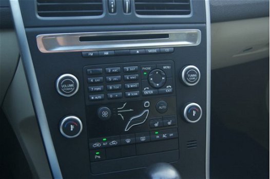 Volvo XC60 - 2.4D Kinetic Automaat + LEDER + NAVIGATIE + LM VELGEN - 1