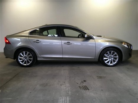 Volvo S60 - 2.0T Momentum Aut / Navi / Clima / Afn. Trekhaak - 1