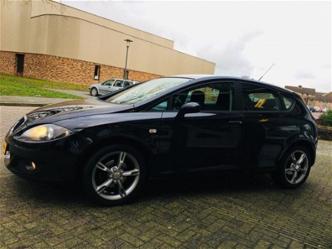 Seat Leon - 1.6 Sport / AIRCO/ ELEKTR.PAKKET/ AUX/ CARKIT/ CV/ NIEUWE APK - 1