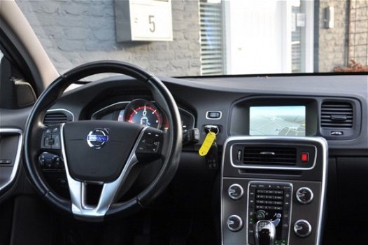 Volvo V60 - D4 180pk Momentum + Blis + Cam + Leder + Lmv + Navi + Pdc - 1