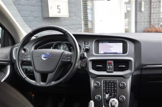 Volvo V40 - T3 150pk Business Prof. + Ecc + Lmv + Navi + Stoelverwarming - 1