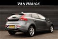 Volvo V40 - 2.0 D2 Momentum / Navi / Clima / Cruise - 1 - Thumbnail