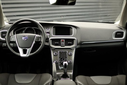 Volvo V40 - 2.0 D2 Momentum / Navi / Clima / Cruise - 1