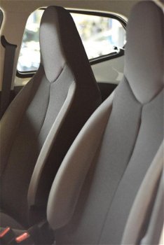 Toyota Aygo - 5-DEURS 1.0 VVTI X-FUN COOL WHITE AIRCO - 1