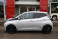 Toyota Aygo - 1.0 VVT-i x-play Silver Edition met zwarte velgen en privacy glass - 1 - Thumbnail