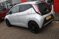 Toyota Aygo - 1.0 VVT-i x-play Silver Edition met zwarte velgen en privacy glass - 1 - Thumbnail