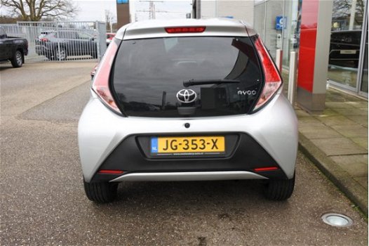 Toyota Aygo - 1.0 VVT-i x-play Silver Edition met zwarte velgen en privacy glass - 1