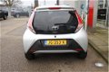 Toyota Aygo - 1.0 VVT-i x-play Silver Edition met zwarte velgen en privacy glass - 1 - Thumbnail