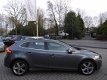 Volvo V40 - 1.6 T4 180PK Powershift Summum 57dKM|Panorama|Leder|Keyless|Xenon|Navi - 1 - Thumbnail