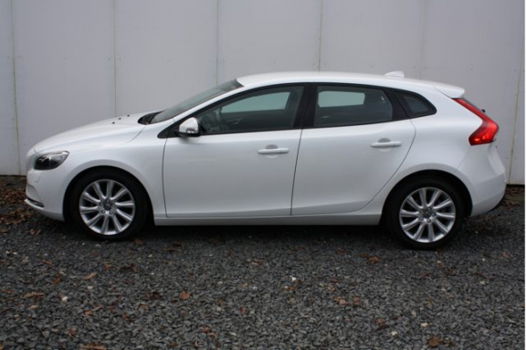 Volvo V40 - 1.6 D2 Kinetic | Airco | Cruisecontrole | Navigatie | Stoelverwarming | 17''Lichtmetaal - 1