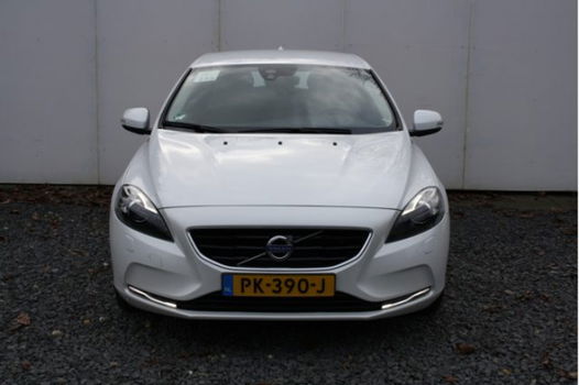 Volvo V40 - 1.6 D2 Kinetic | Airco | Cruisecontrole | Navigatie | Stoelverwarming | 17''Lichtmetaal - 1