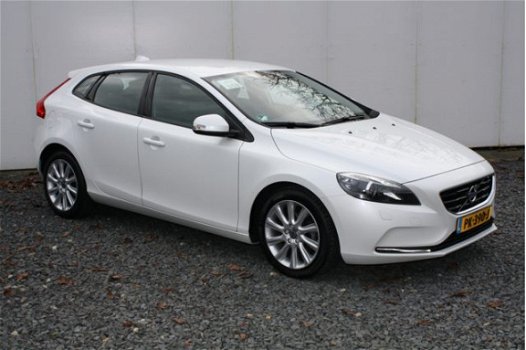 Volvo V40 - 1.6 D2 Kinetic | Airco | Cruisecontrole | Navigatie | Stoelverwarming | 17''Lichtmetaal - 1