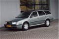 Skoda Octavia Combi - 1.6 Comfort airco cruise trekhaak - 1 - Thumbnail