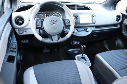 Toyota Yaris - 1.5 Hybrid Bi-Tone Plus Navigatie-Cruise control-16 inch - 1