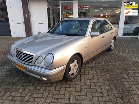 Mercedes-Benz E-klasse - 420 Avantgarde Opnieuw gespoten, volledig roestvrij full option Young timer - 1