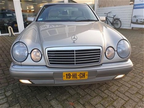 Mercedes-Benz E-klasse - 420 Avantgarde Opnieuw gespoten, volledig roestvrij full option Young timer - 1