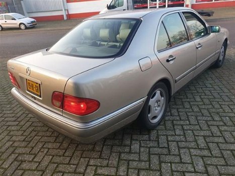 Mercedes-Benz E-klasse - 420 Avantgarde Opnieuw gespoten, volledig roestvrij full option Young timer - 1