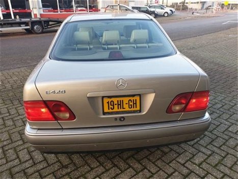 Mercedes-Benz E-klasse - 420 Avantgarde Opnieuw gespoten, volledig roestvrij full option Young timer - 1