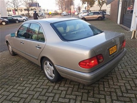 Mercedes-Benz E-klasse - 420 Avantgarde Opnieuw gespoten, volledig roestvrij full option Young timer - 1