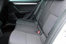 Skoda Octavia Combi - 1.6 TDI Grt Amb. Bsl. *Navi/Clima/Cruise/Trekhaak