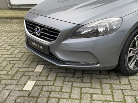 Volvo V40 - D4 190PK Momentum Business - 1