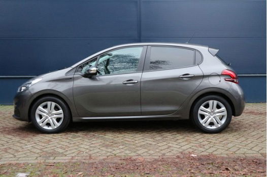 Peugeot 208 - 1.2 82 pk Signature / Navigatie / Apple Car Play / Bluetooth / Airco / Parkeerhulp - 1