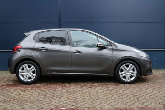 Peugeot 208 - 1.2 82 pk Signature / Navigatie / Apple Car Play / Bluetooth / Airco / Parkeerhulp - 1