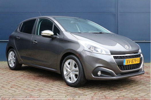 Peugeot 208 - 1.2 82 pk Signature / Navigatie / Apple Car Play / Bluetooth / Airco / Parkeerhulp - 1