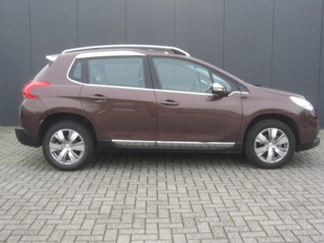 Peugeot 2008 - 1.2 PureTech * Allure * Navigatie * Climate * Cruise * Velgen * Bruin * Vingerhoets; - 1