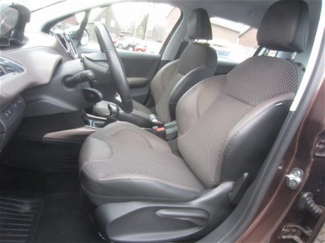 Peugeot 2008 - 1.2 PureTech * Allure * Navigatie * Climate * Cruise * Velgen * Bruin * Vingerhoets; - 1