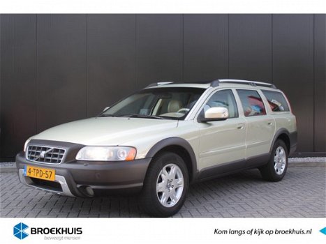 Volvo XC70 - D5 AWD geartronic Momentum | Lederen bekleding / Schuifdak / Memory Seat - 1