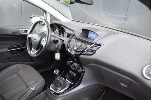 Ford Fiesta - 1.0 100pk 5-Deurs Titanium / Advanced technology-pack / Trekhaak - 1