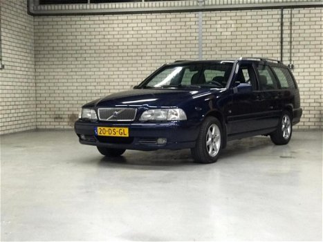 Volvo V70 - 2.4 140pk Comfort, NIEUWE APK, AIRCO, - 1