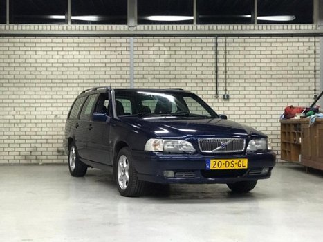 Volvo V70 - 2.4 140pk Comfort, NIEUWE APK, AIRCO, - 1