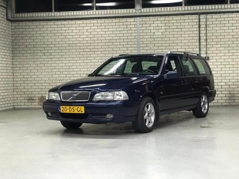 Volvo V70 - 2.4 140pk Comfort, NIEUWE APK, AIRCO, - 1