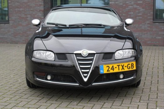 Alfa Romeo GT - 2.0 JTS Distinctive - 1