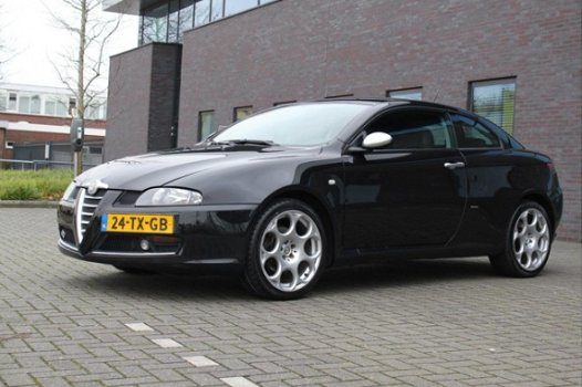 Alfa Romeo GT - 2.0 JTS Distinctive - 1