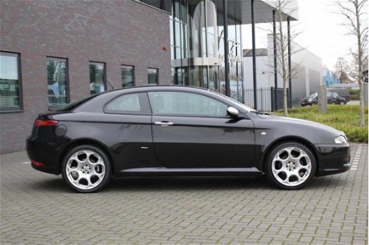 Alfa Romeo GT - 2.0 JTS Distinctive - 1