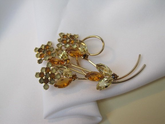 Broche goudkleurig bloemen takjes met frosted en oranje Oostenrijks kristal rijnsteentjes 6.5x4.3 cm - nr. 1