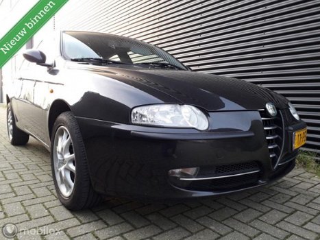 Alfa Romeo 147 - 2.0 T.Spark Distinctive UNIEK 2e eigenaar, Origineel Nl auto - 1