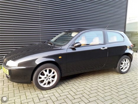 Alfa Romeo 147 - 2.0 T.Spark Distinctive UNIEK 2e eigenaar, Origineel Nl auto - 1