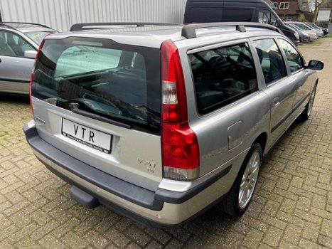 Volvo V70 - 2.3 T-5 Geartronic Titanium 250PK Navigatie & Lederen Bekleding - 1