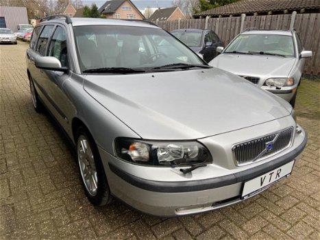 Volvo V70 - 2.3 T-5 Geartronic Titanium 250PK Navigatie & Lederen Bekleding - 1