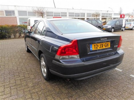 Volvo S60 - 2.4 ZEER NETTE AUTO RIJDT SUPER MET VOL JAAR APK - 1