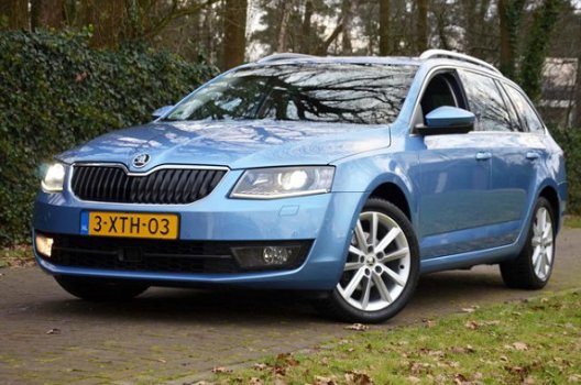 Skoda Octavia Combi - 1.4 TSI Greentech Elegance Businessline Automaat/Xenon/Pdc/Ecc/Navi/Panoramada - 1