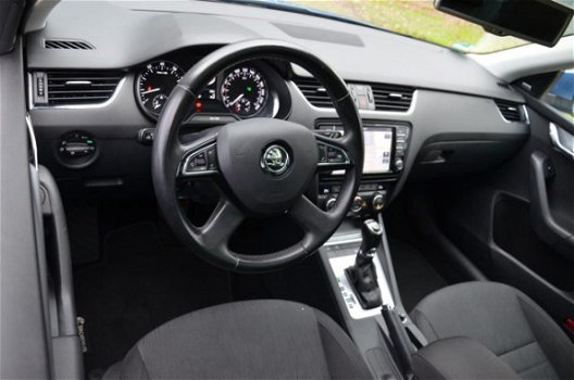 Skoda Octavia Combi - 1.4 TSI Greentech Elegance Businessline Automaat/Xenon/Pdc/Ecc/Navi/Panoramada - 1